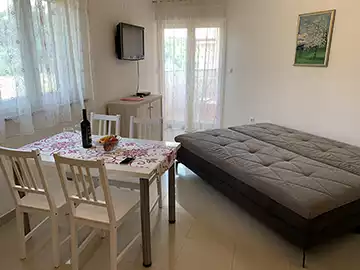 Apartment 4 photo 6
